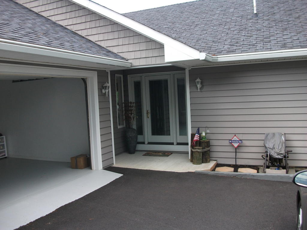 5 LAKEMOUNT CIR, Moneta, VA 24121