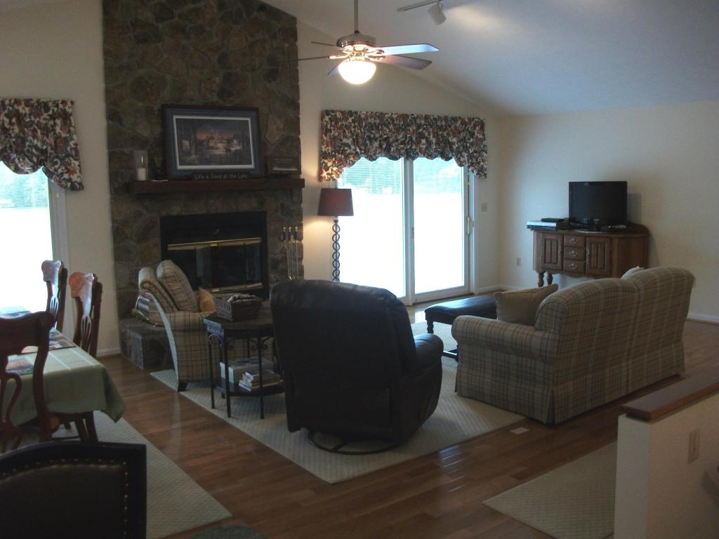 5 LAKEMOUNT CIR, Moneta, VA 24121