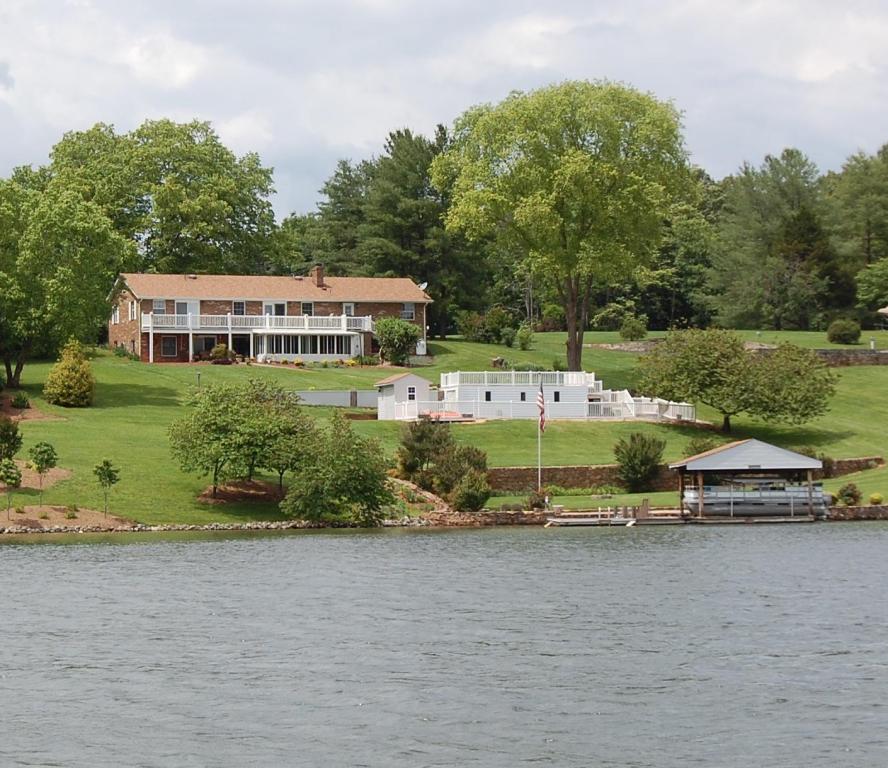 227 Twin Chimneys DR, Wirtz, VA 24184