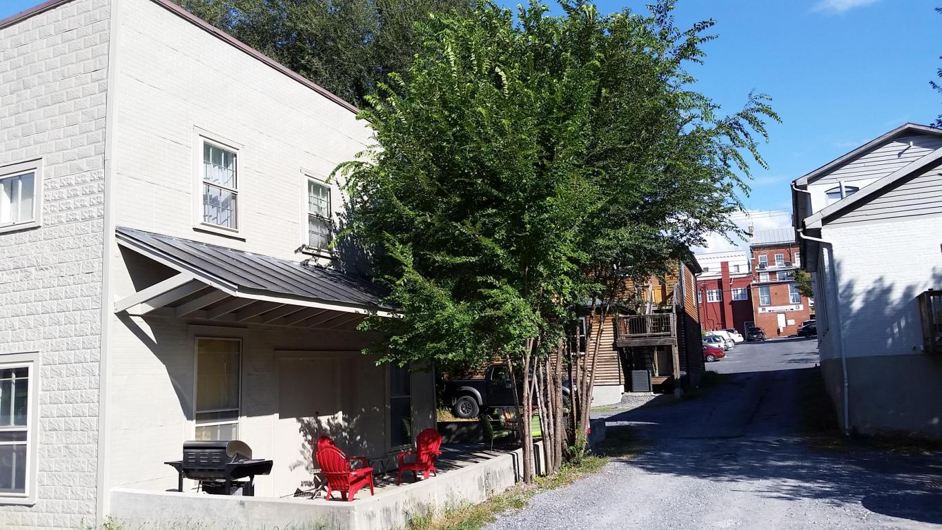 15 1/2 S Jefferson St, Lexington, VA 24450