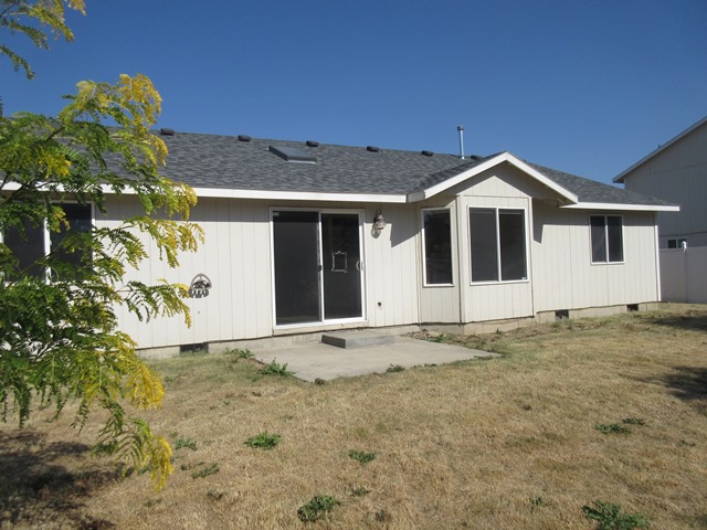 208 N Glacier StMoxee, WA, 98936Yakima County
