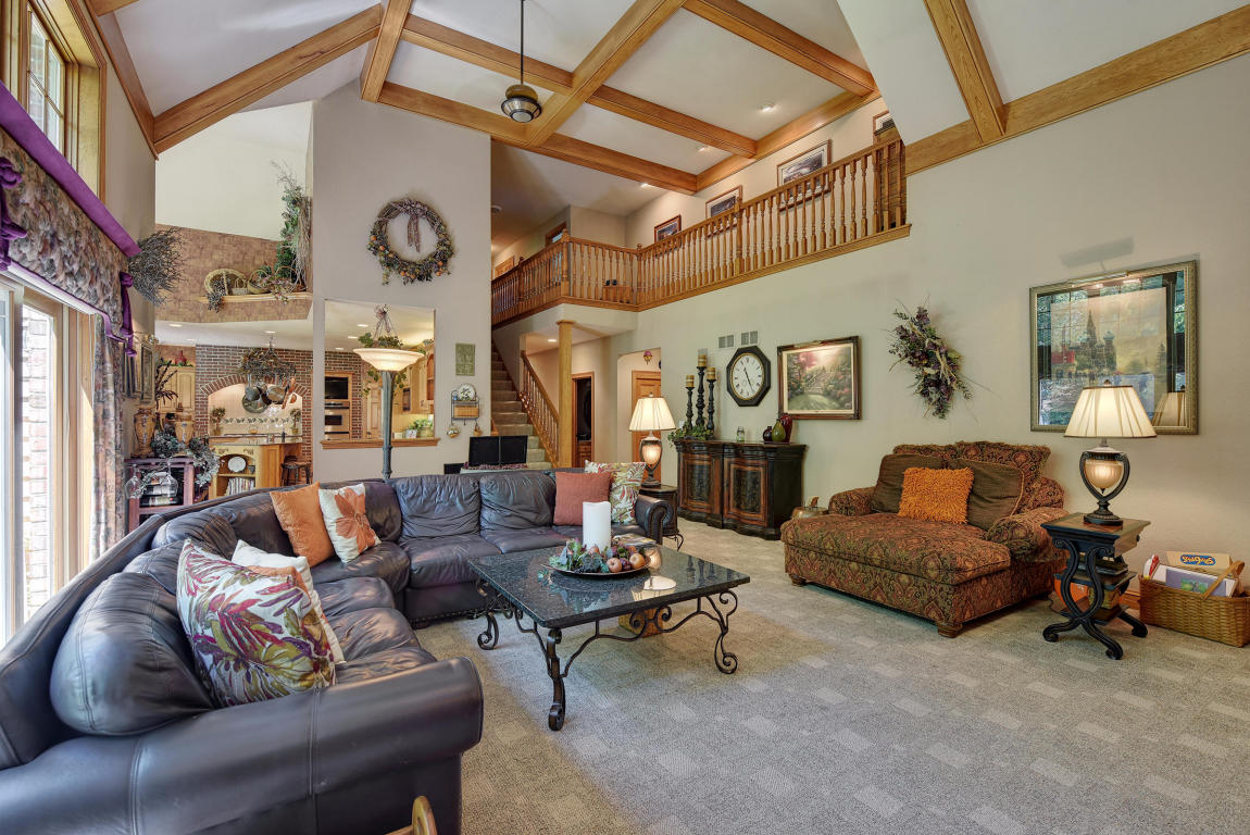 W305N1538 Silverwood Ln, Delafield, WI 53018