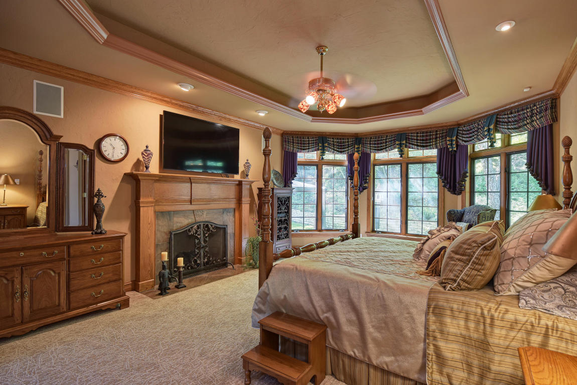 W305N1538 Silverwood Ln, Delafield, WI 53018
