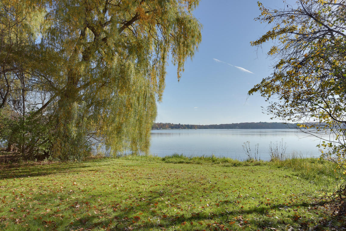 4866 Hewitts Point Rd, Oconomowoc Lake, WI 53066