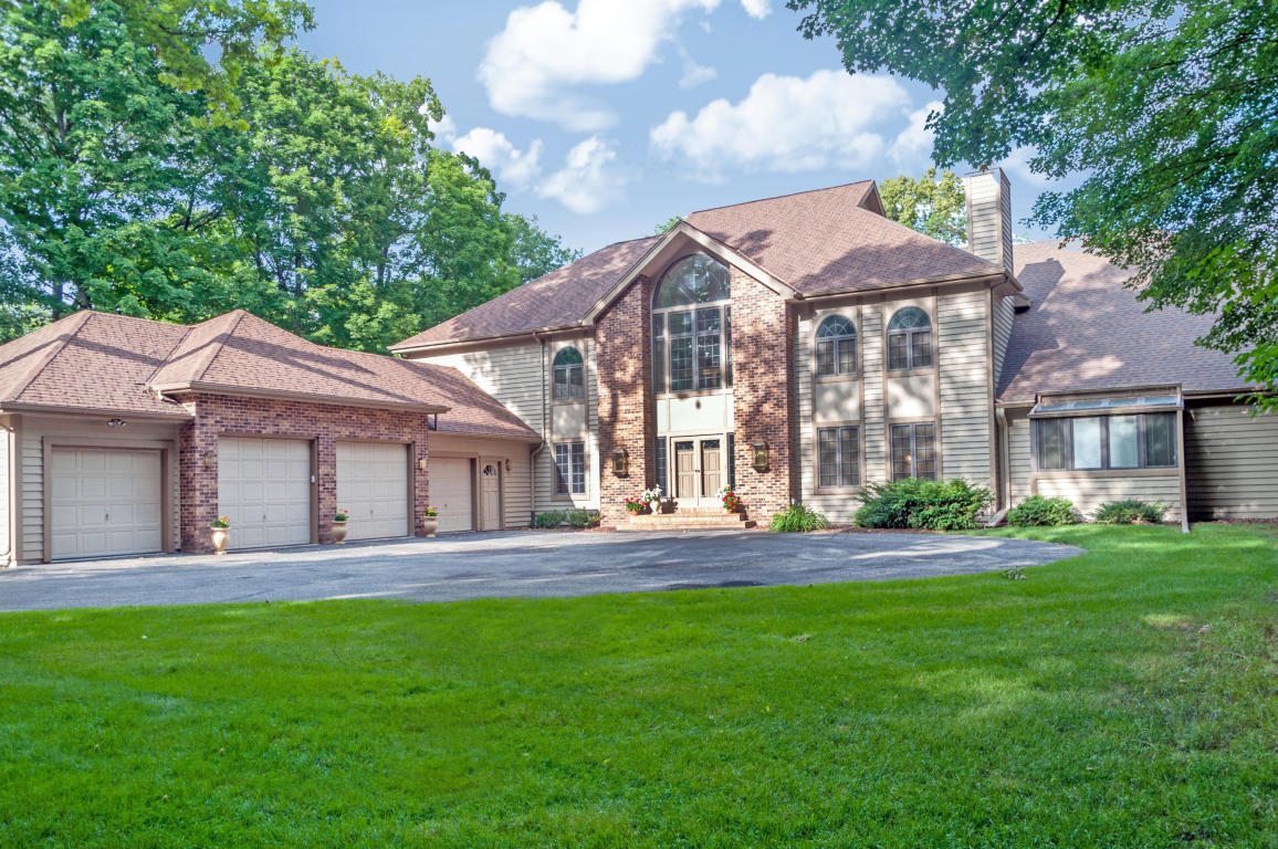 4580 Hewitts Point Rd, Oconomowoc Lake, WI 53066