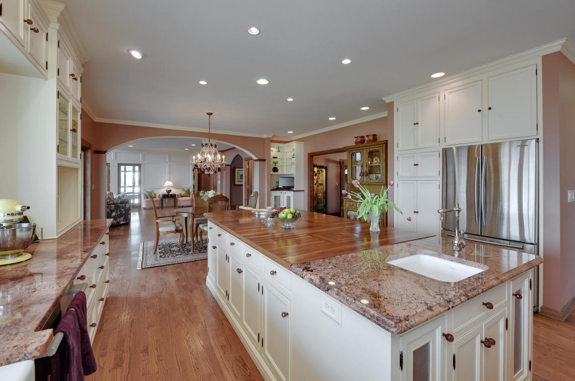 4580 Hewitts Point Rd, Oconomowoc Lake, WI 53066