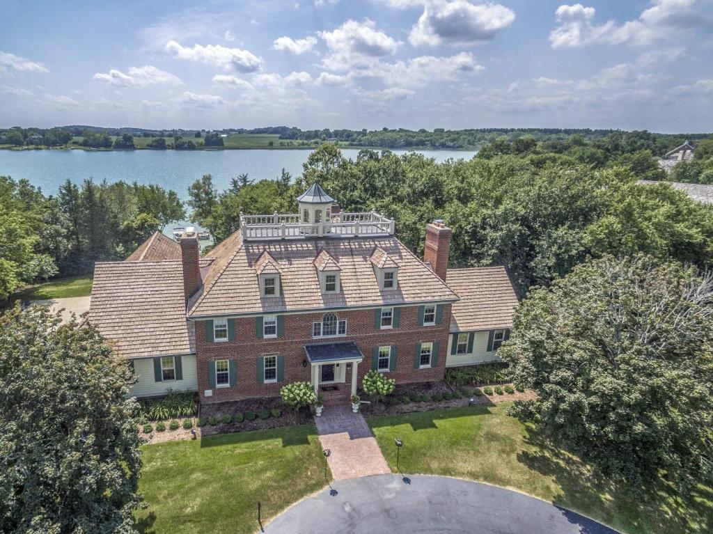 N76W36331 Saddlebrook Ln, Oconomowoc, WI 53066