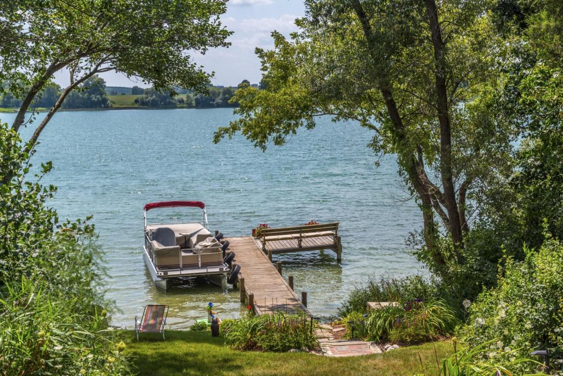 N76W36331 Saddlebrook Ln, Oconomowoc, WI 53066
