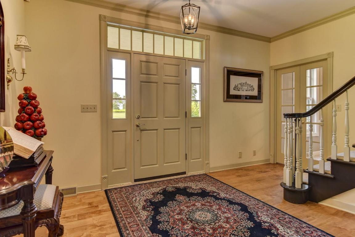 N76W36331 Saddlebrook Ln, Oconomowoc, WI 53066
