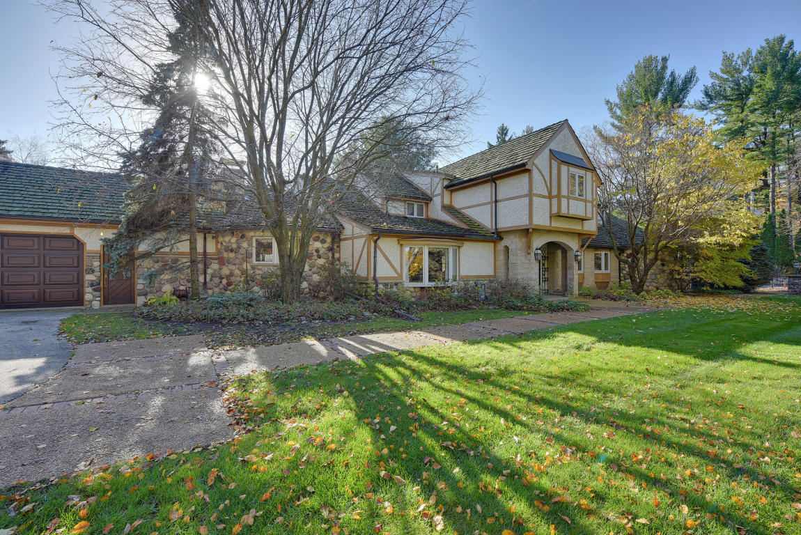 4886 Hewitts Point Rd, Oconomowoc Lake, WI 53066