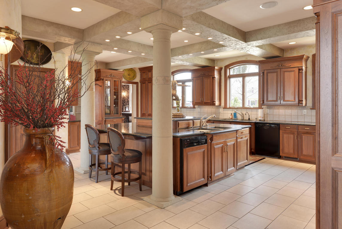 800 N Lake Rd, Oconomowoc, WI 53066
