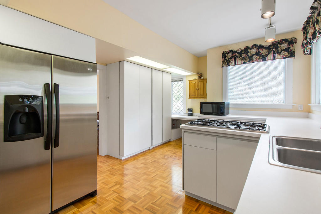 563 N Lake Shore Dr, Fontana, WI 53125