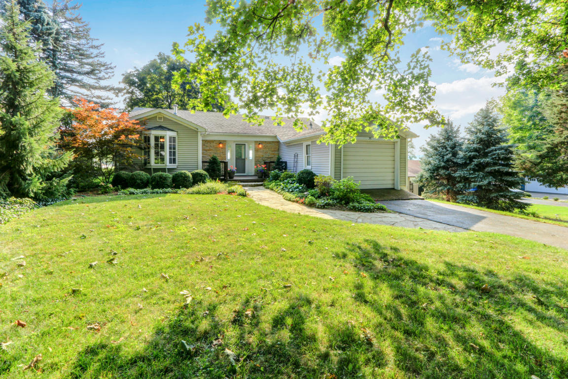 75 Hillside Dr, Lake Geneva, WI 53147