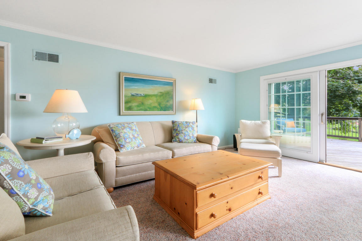 75 Hillside Dr, Lake Geneva, WI 53147
