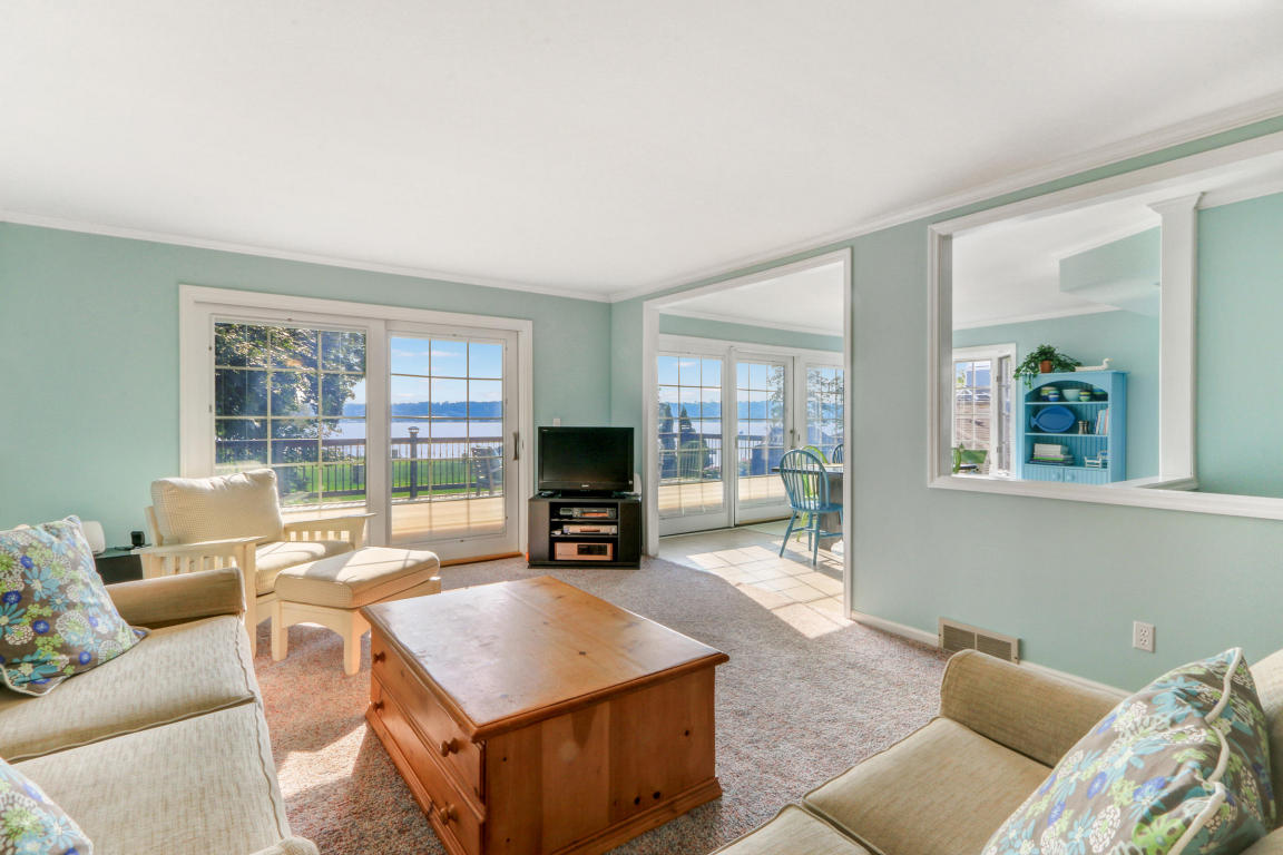 75 Hillside Dr, Lake Geneva, WI 53147
