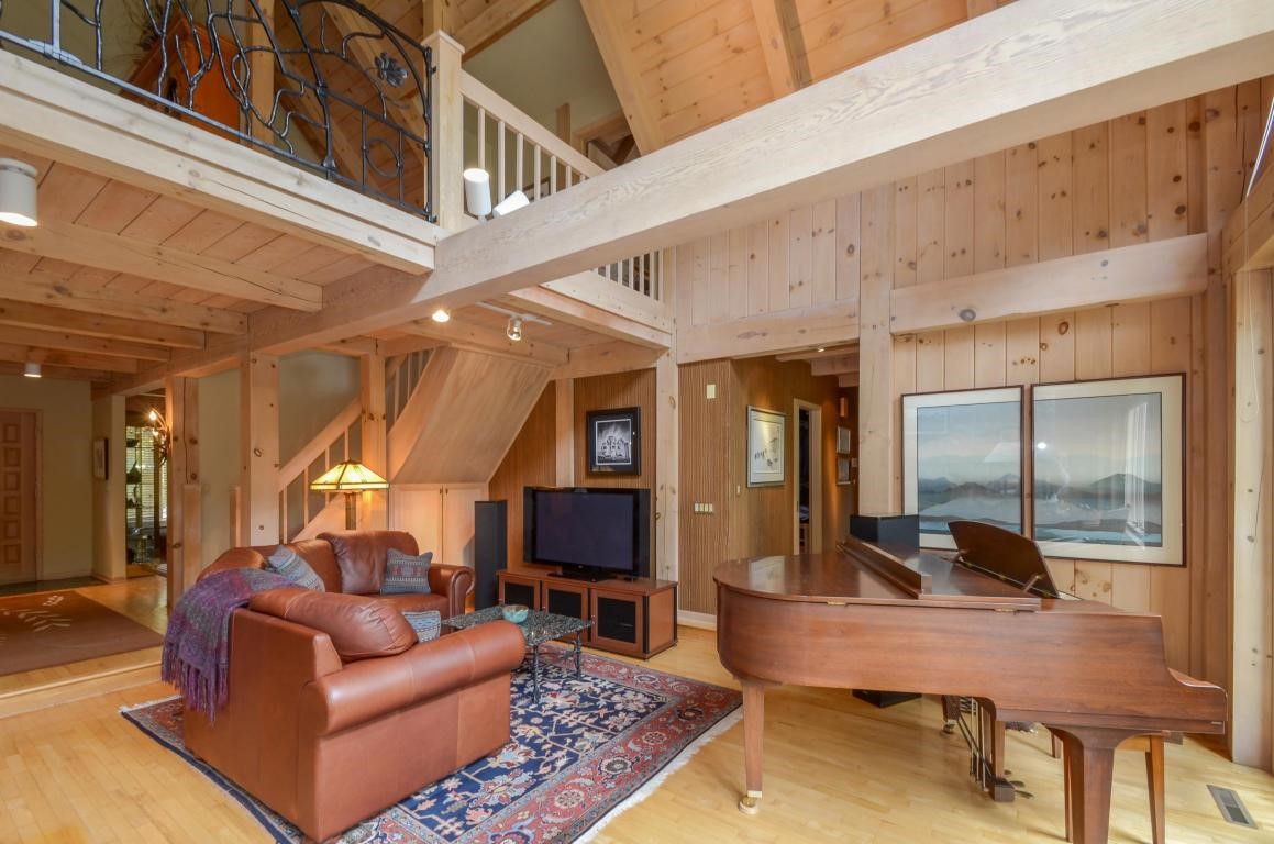 8575 N River Rd, River Hills, WI 53217