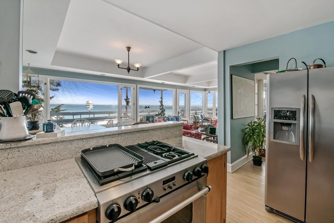 7250 N Beach Dr, Fox Point, WI 53217