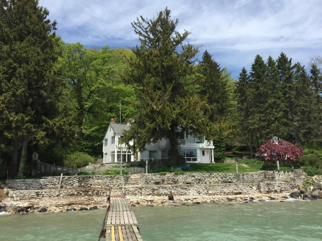 7000 N Beach Dr, Fox Point, WI 53217