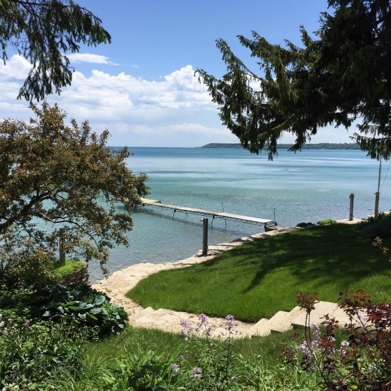 7000 N Beach Dr, Fox Point, WI 53217