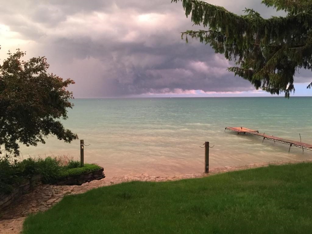 7000 N Beach Dr, Fox Point, WI 53217