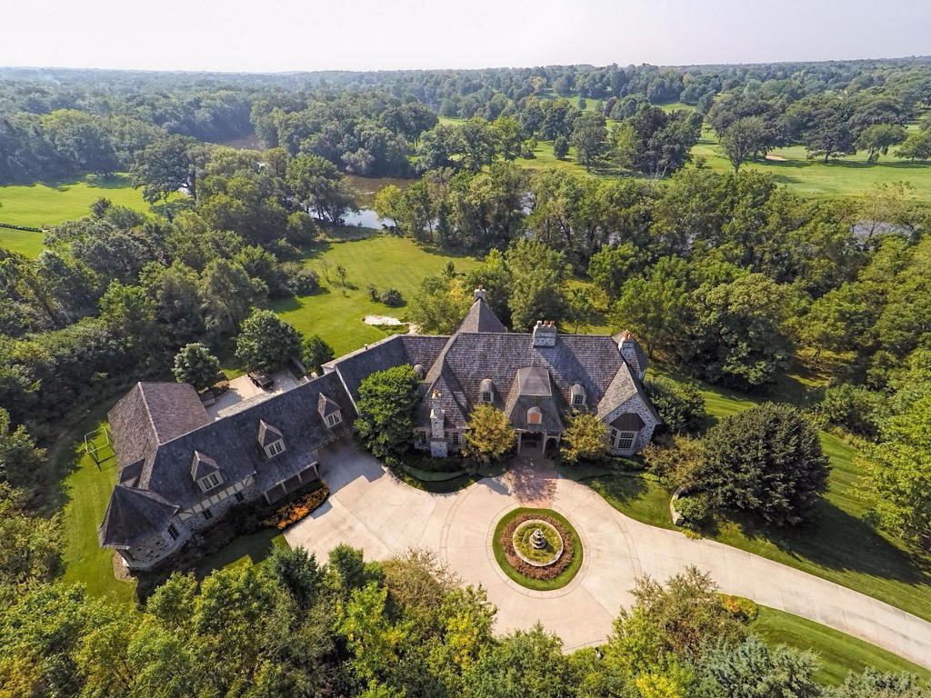 2135 W Dean Rd, River Hills, WI 53217