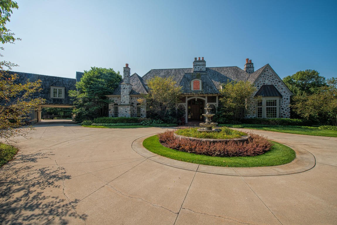 2135 W Dean Rd, River Hills, WI 53217