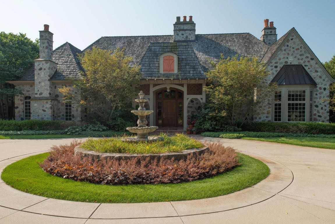 2135 W Dean Rd, River Hills, WI 53217