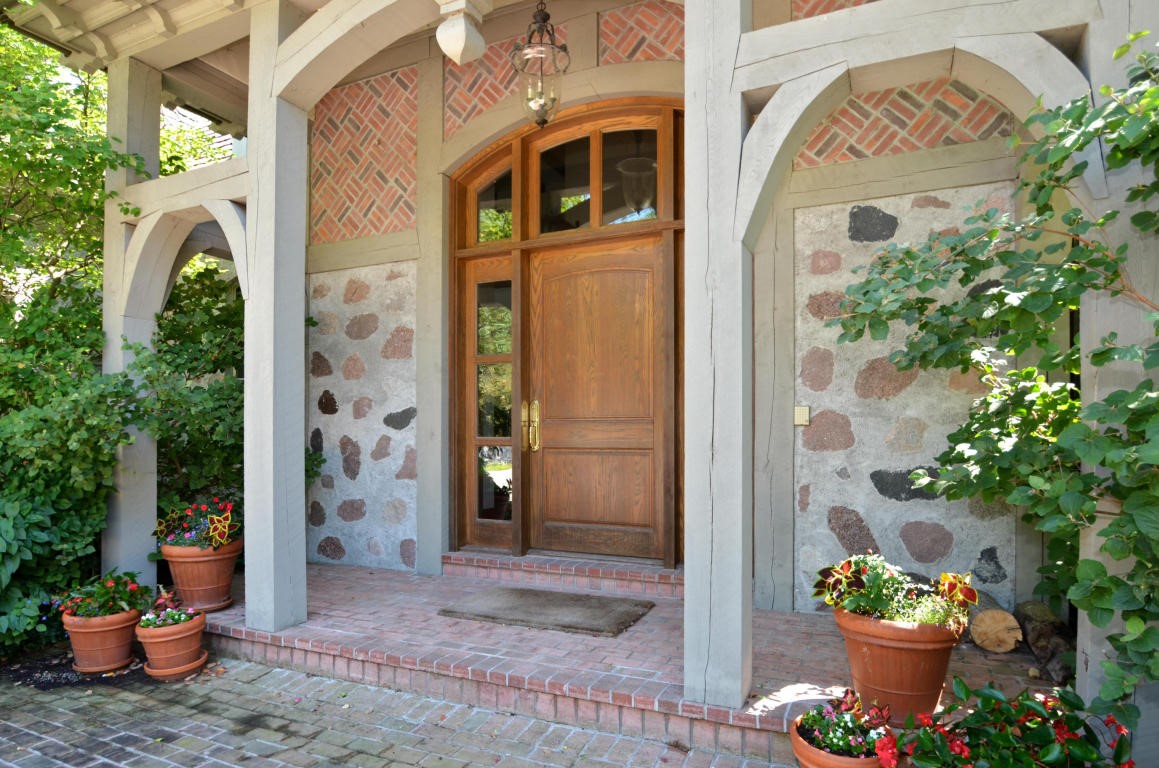 2135 W Dean Rd, River Hills, WI 53217
