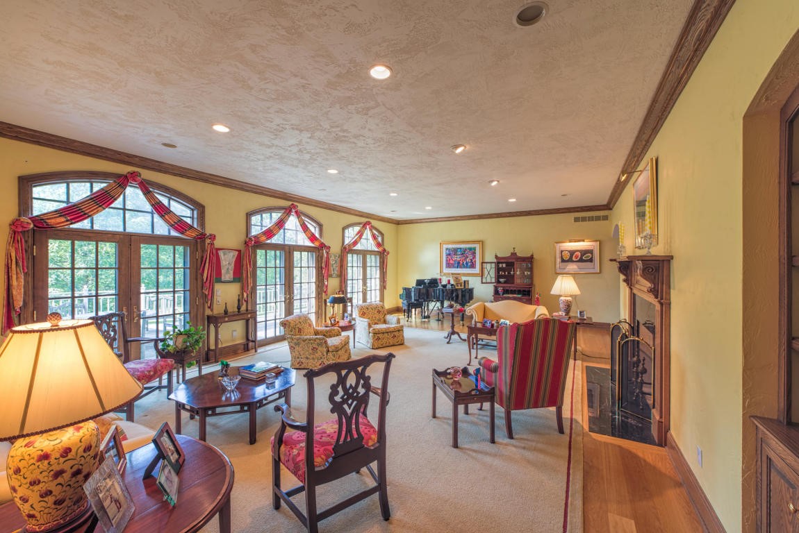 2135 W Dean Rd, River Hills, WI 53217