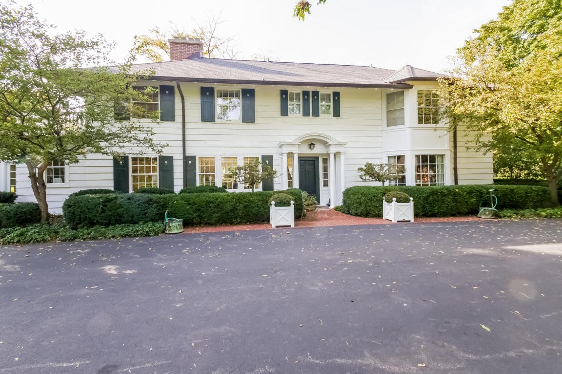 8245 N Range Line Rd, River Hills, WI 53217