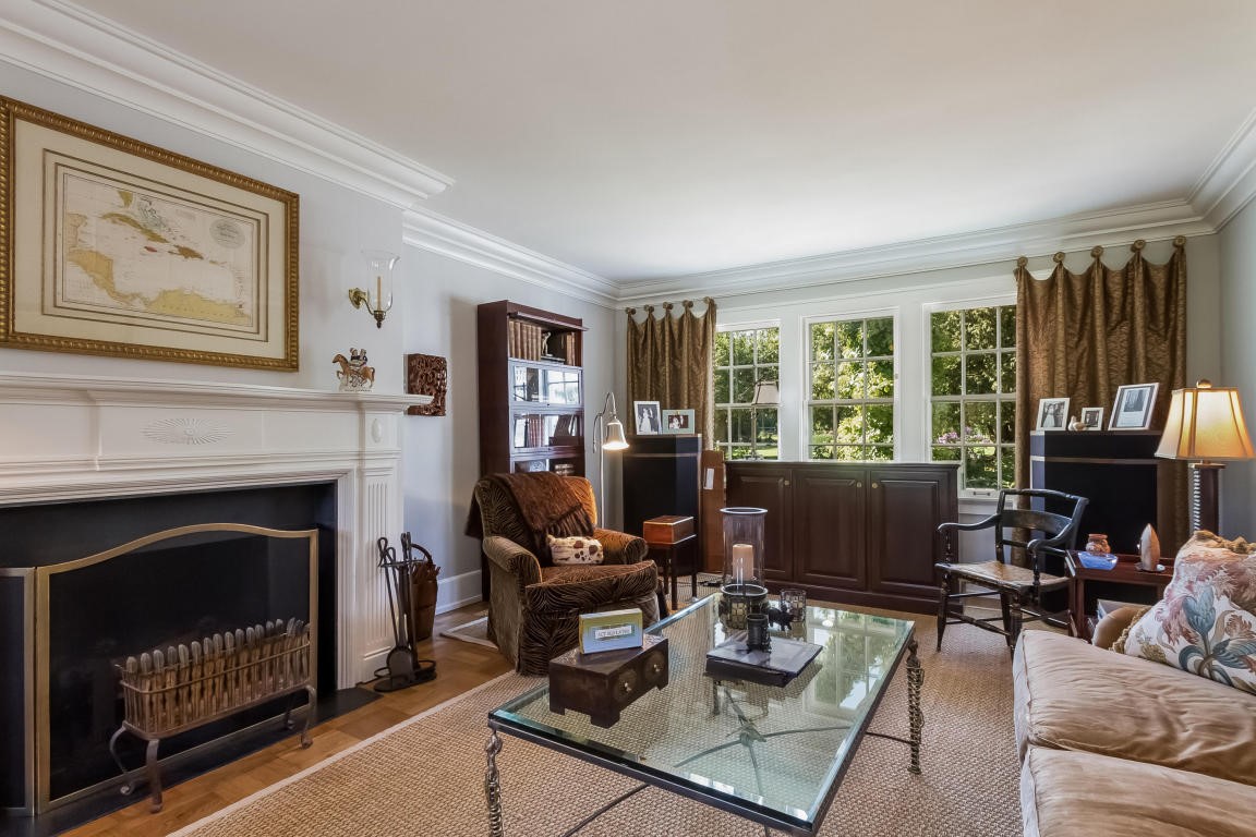 8245 N Range Line Rd, River Hills, WI 53217