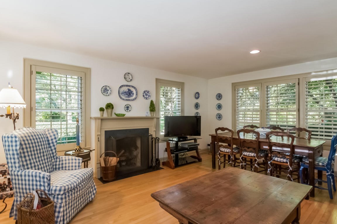 8245 N Range Line Rd, River Hills, WI 53217
