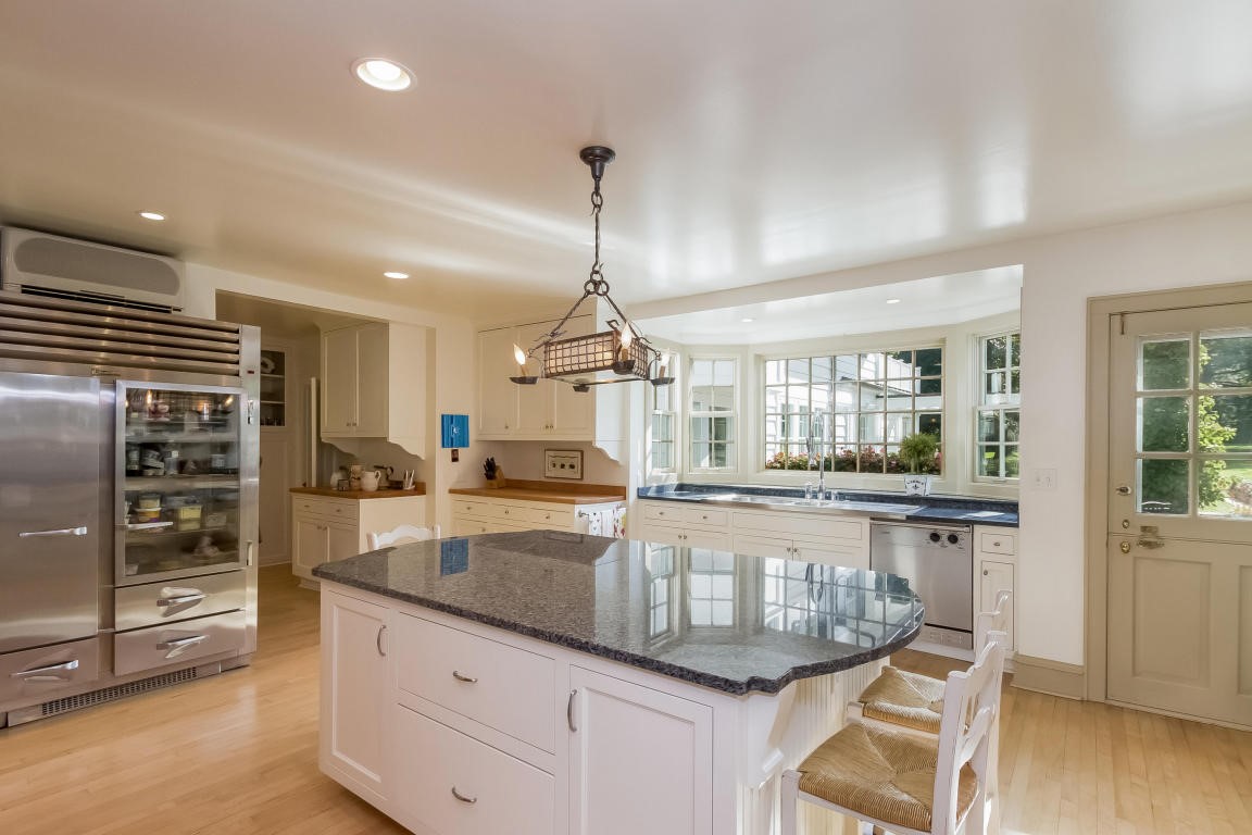 8245 N Range Line Rd, River Hills, WI 53217