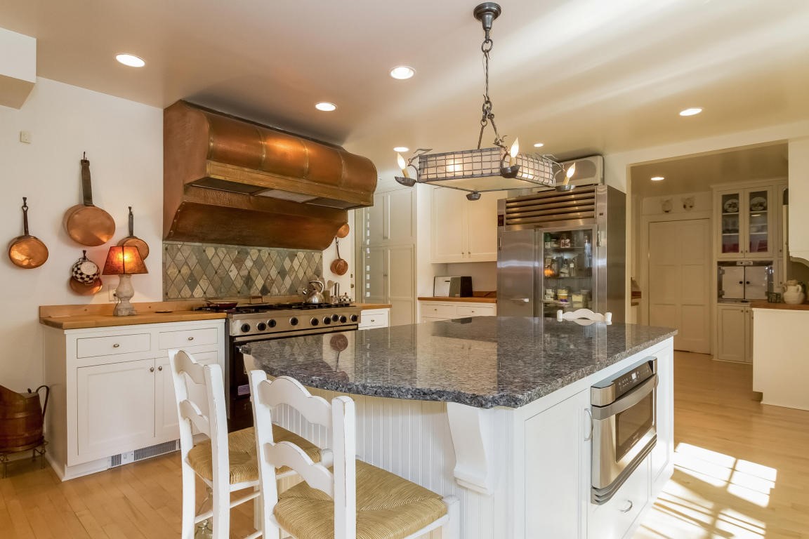 8245 N Range Line Rd, River Hills, WI 53217