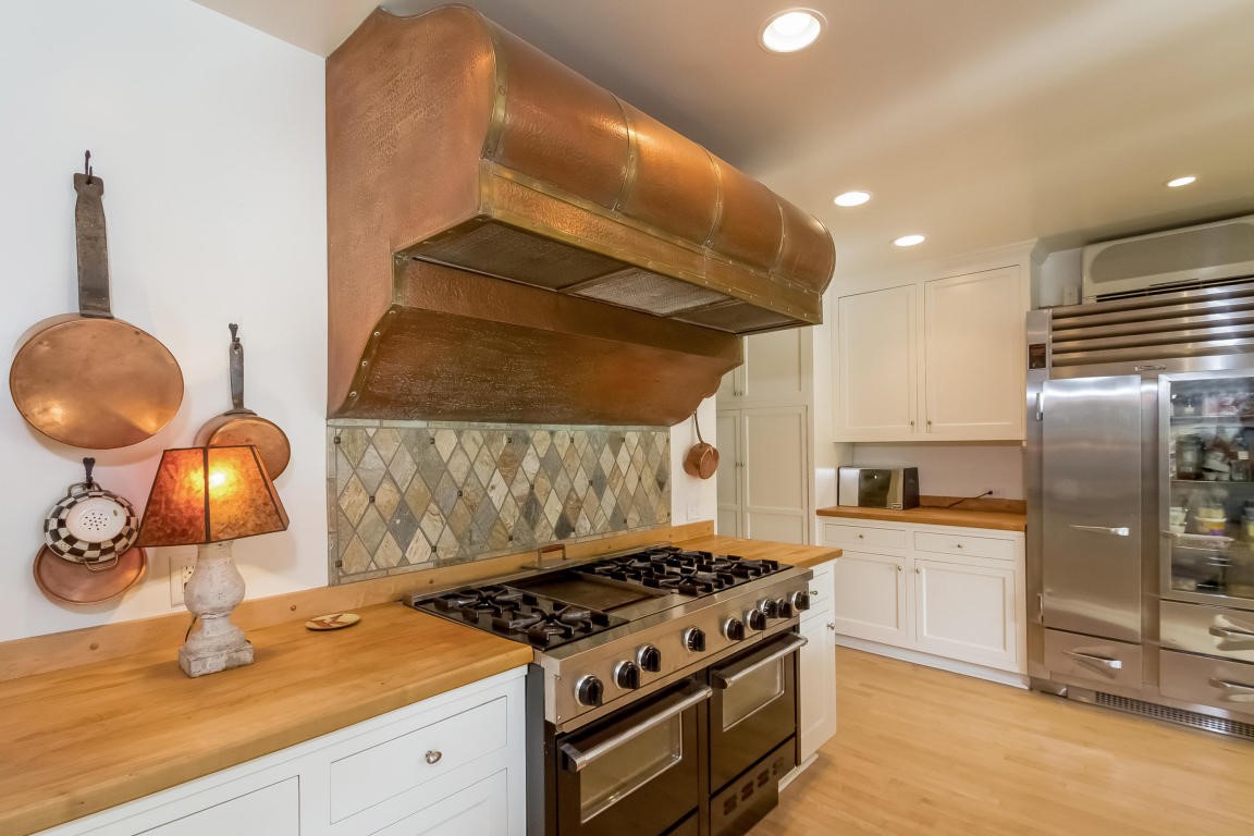8245 N Range Line Rd, River Hills, WI 53217