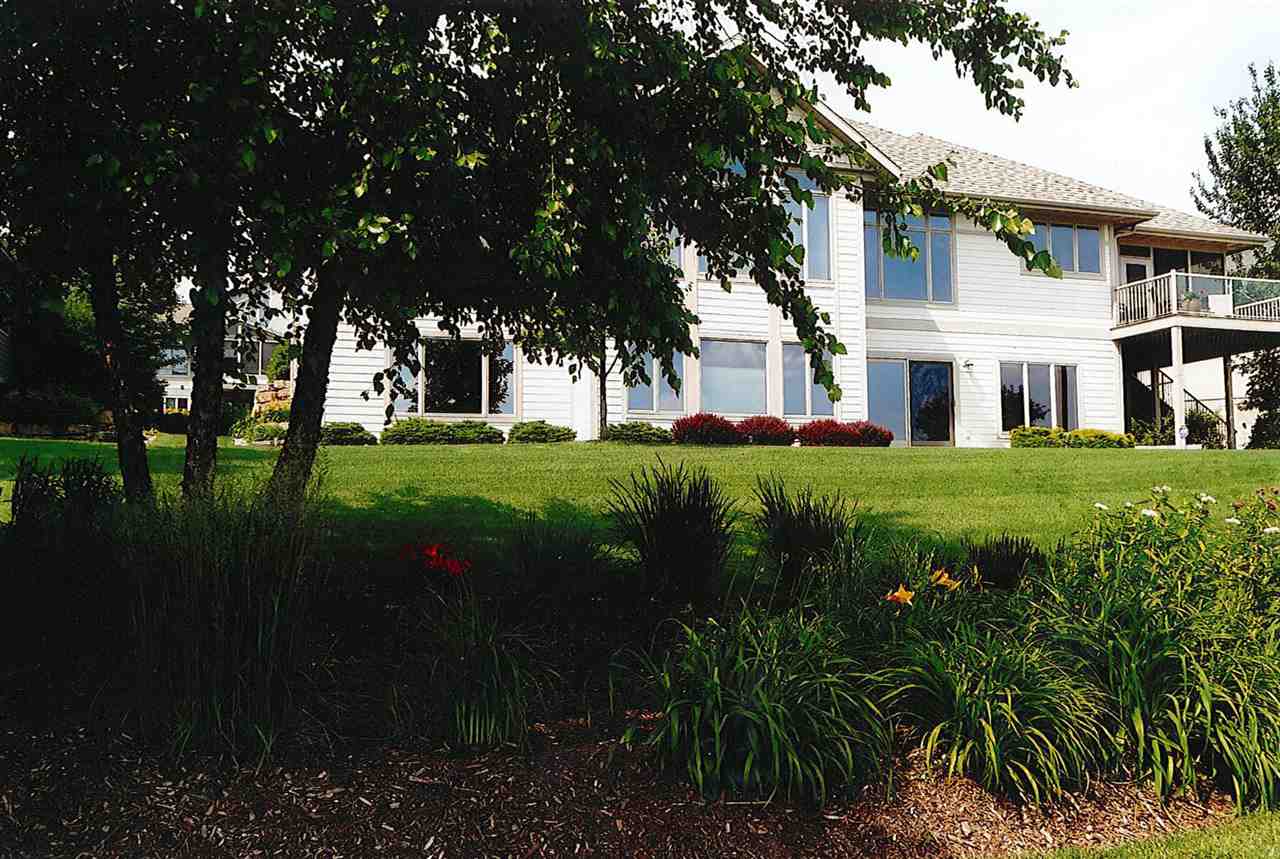 E12227 WATER'S EDGE CT, Prairie Du Sac, WI 53578