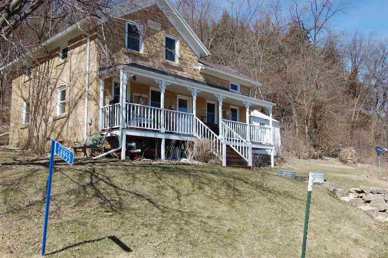 S8955 Matoushek Rd, Prairie Du Sac, WI 53578