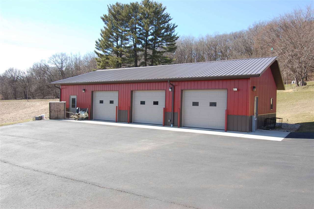 S8955 Matoushek Rd, Prairie Du Sac, WI 53578
