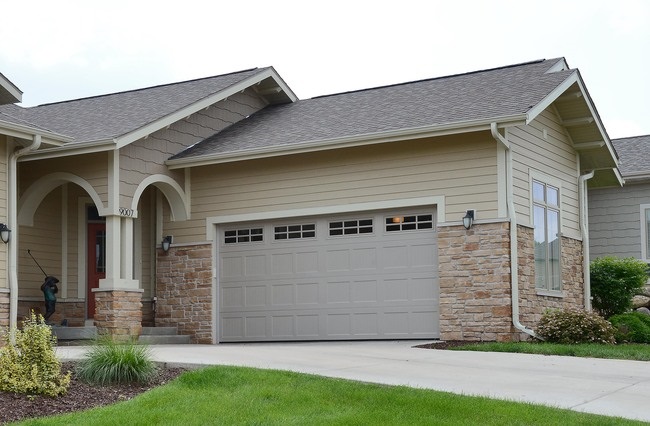 9008 Royal Oaks Cir