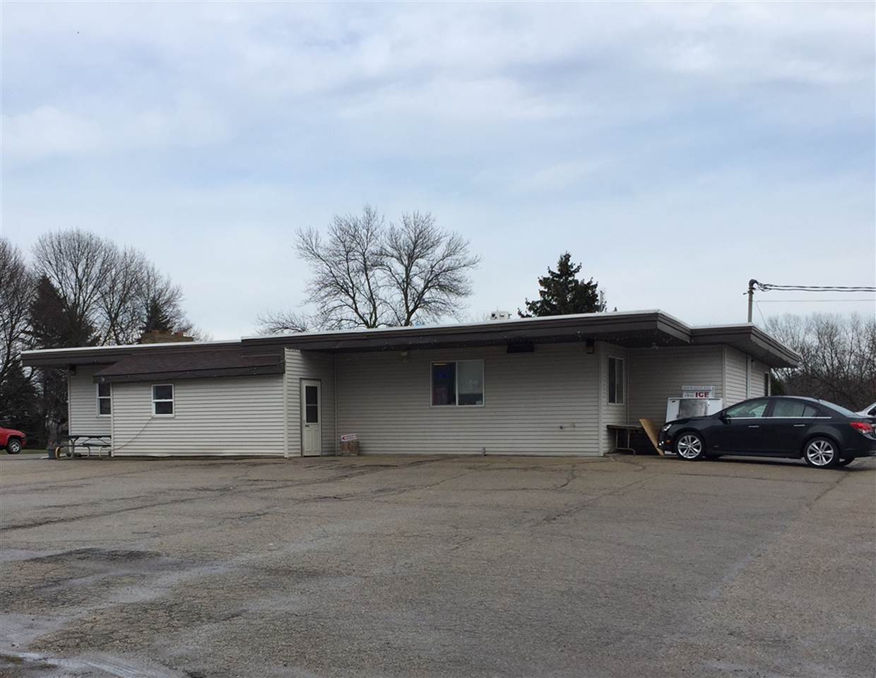 560 Commercial Ave