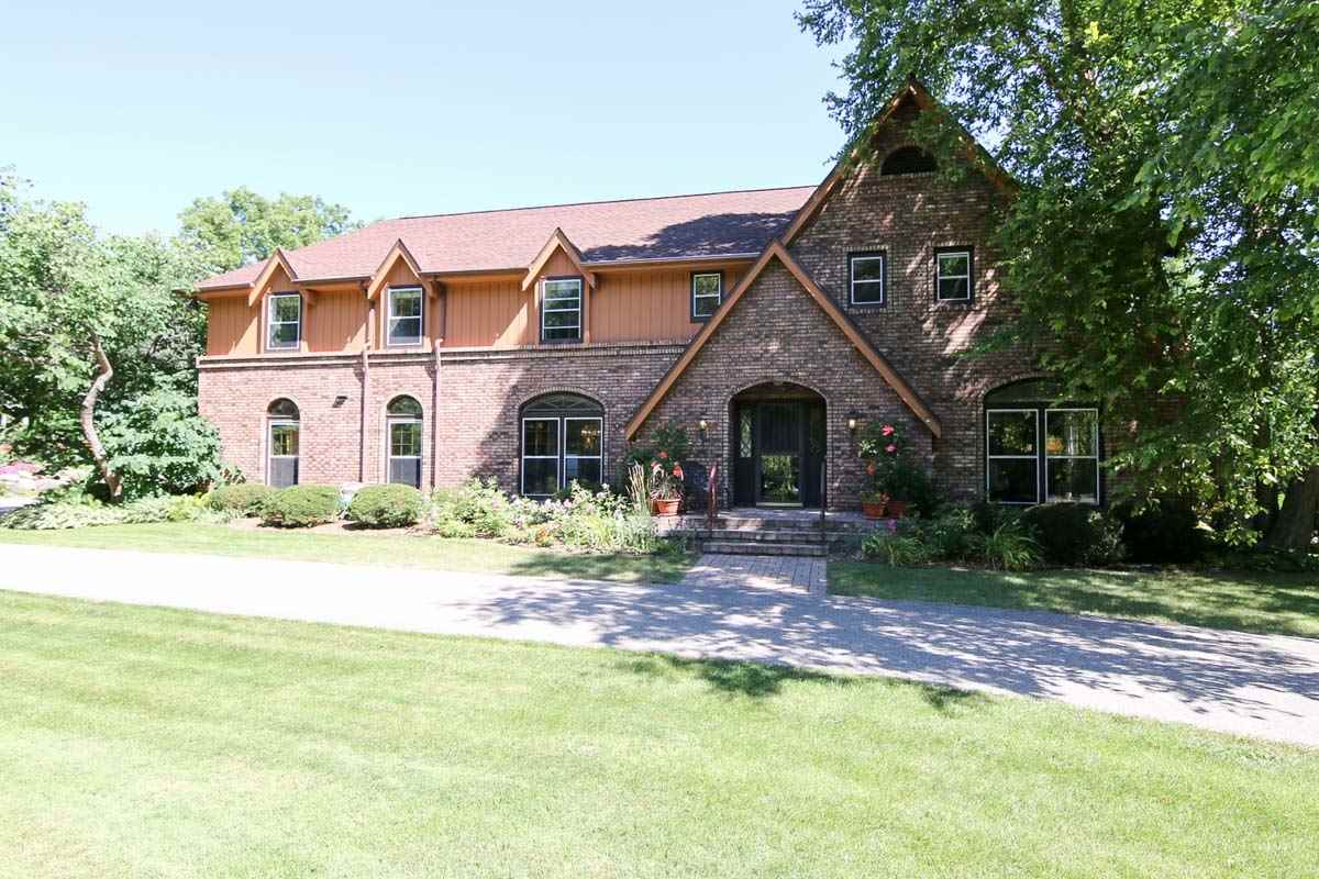 5556 Surrey Ln