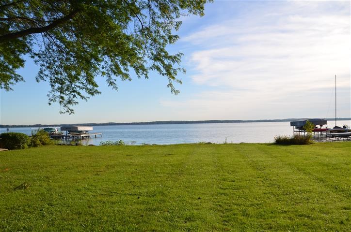 5556 Surrey Ln