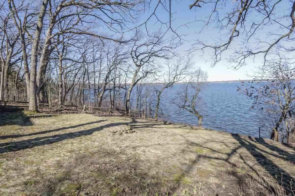 3334 LAKE MENDOTA DR, Madison, WI 53705