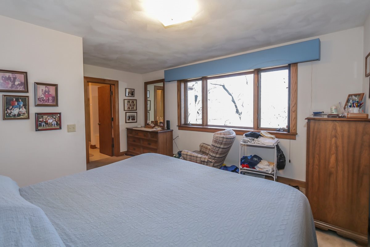 3334 LAKE MENDOTA DR, Madison, WI 53705