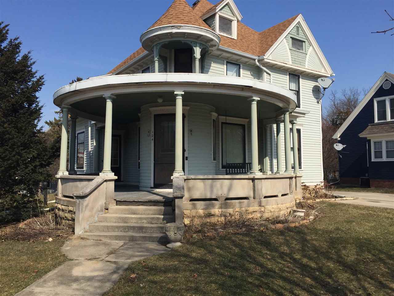 209 W Chestnut St