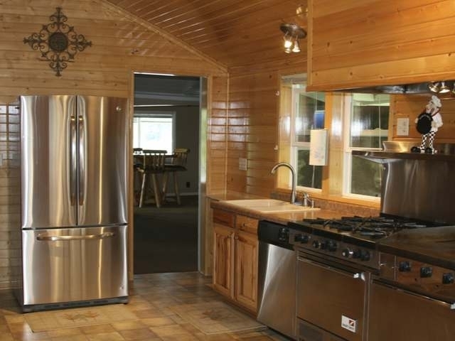 8400 DRIFTWOOD PL, Minocqua, WI 54548