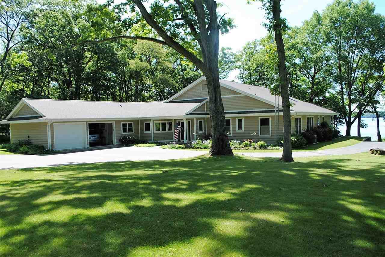 N5316 Shore Dr, Green Lake, WI 54941