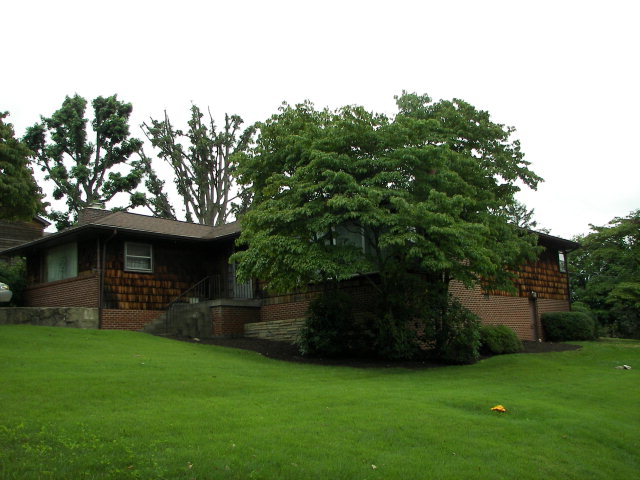 1033 Meador St