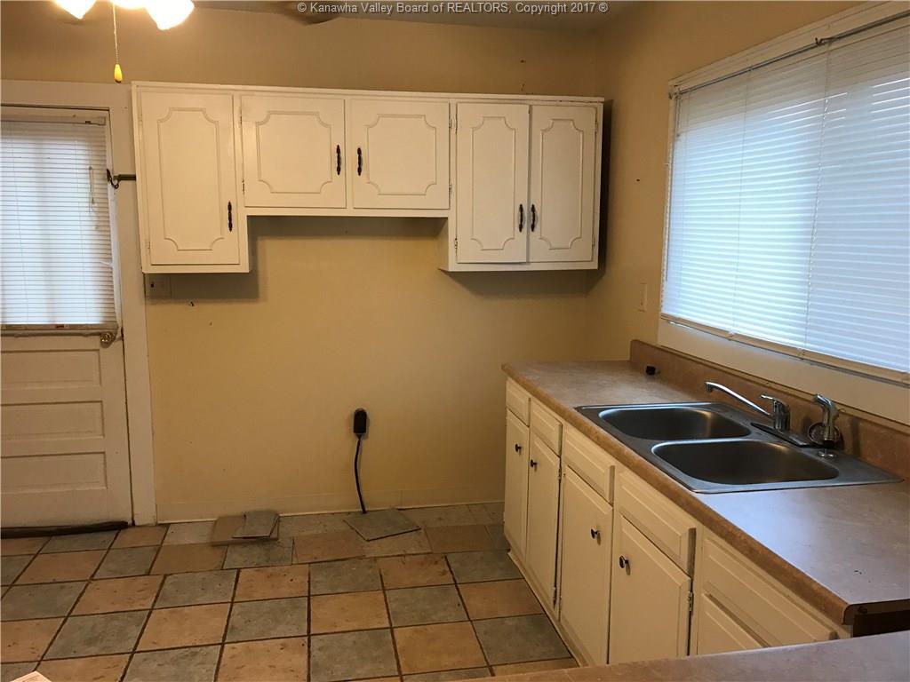 74 4th Avenue S, Hometown, WV 25109
