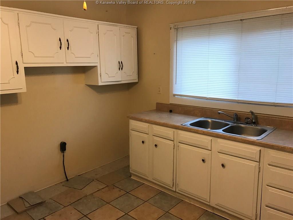 74 4th Avenue S, Hometown, WV 25109